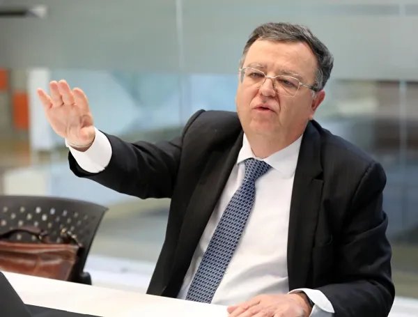 Alejandro Ramelli, presidente de la JEP, sentado ante una mesa y gesticulando con una mano. Referencia sobre discusión del presupuesto de la JEP.