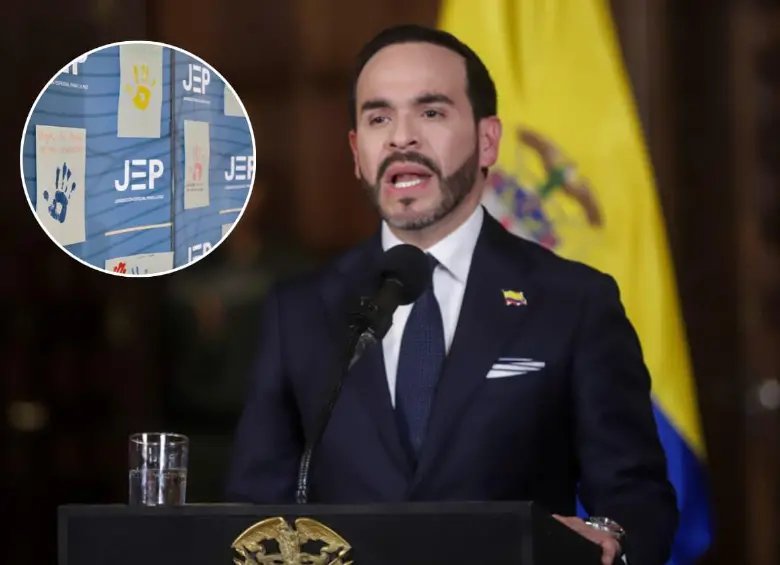 Abelardo de la Espriella ante un atril, con una imagen de la sede de la JEP superpuesta. Presupuesto de la JEP.
